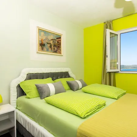 102 Stil Trogir